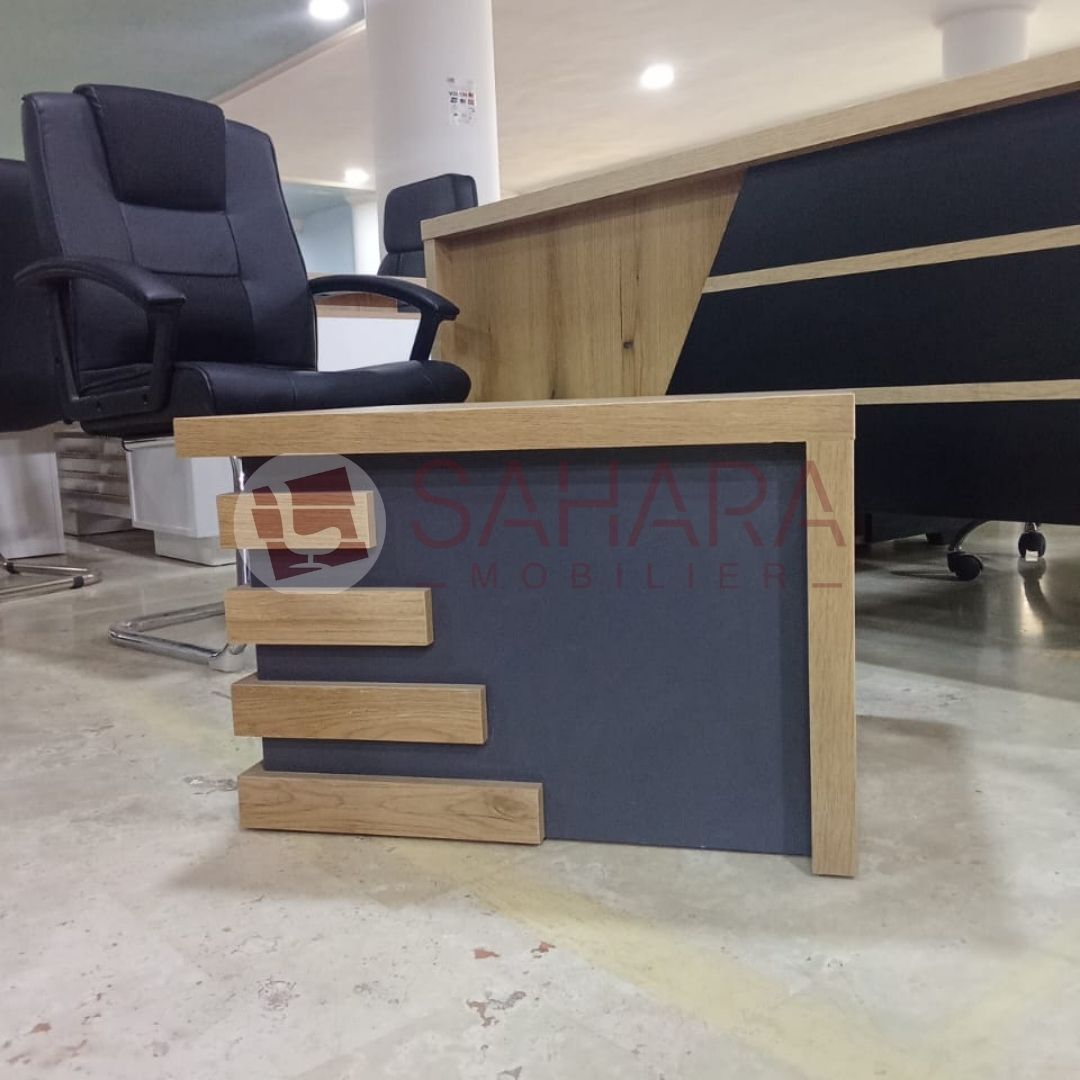 Table basse carré en bois 60cmx60 cm, exposé devant un bureau de direction et une fauteuil visiteur